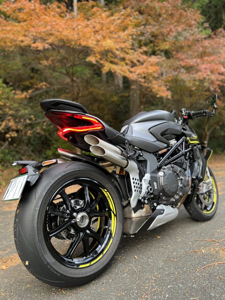 BRUTALE1000RRの後ろ姿