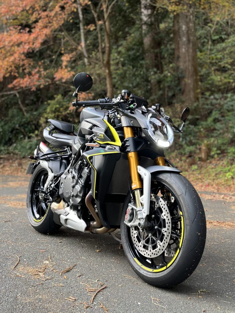 前から見たBRUTALE1000RR