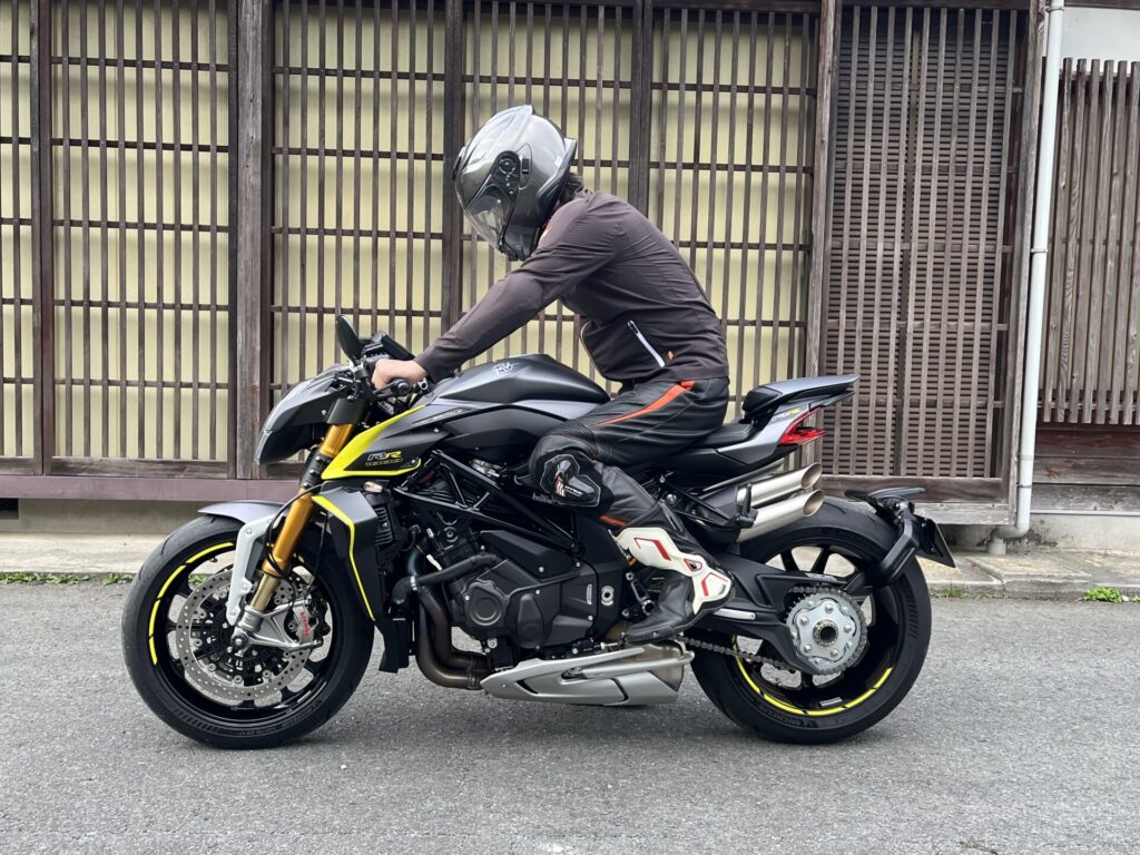 横から見たBRUTALE1000RRの足つき